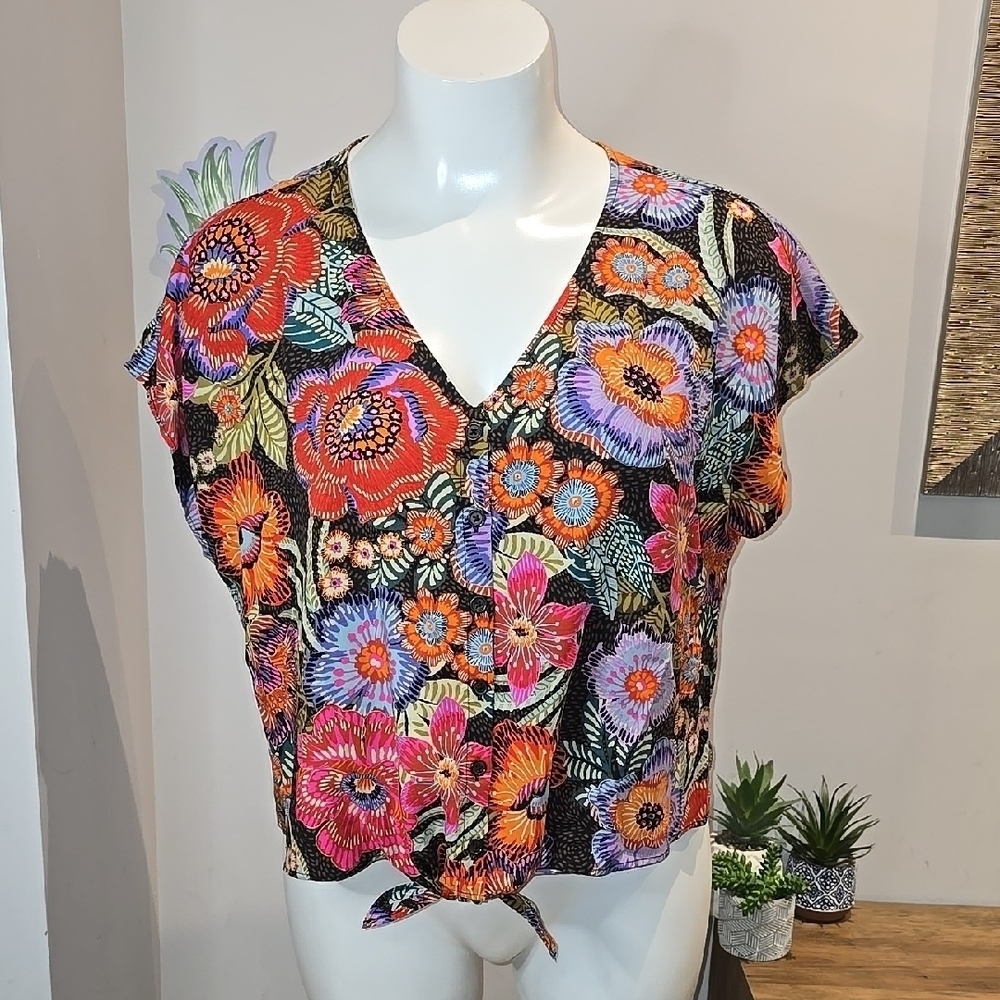 Torrid - Challis Dolman Tie Front Crop Top in Decorative Floral & Deep Black‌ - Picture 2 of 14